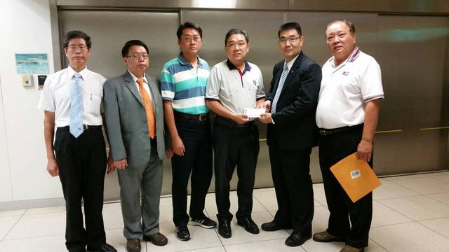 致贈全聯會八仙塵爆慰問金