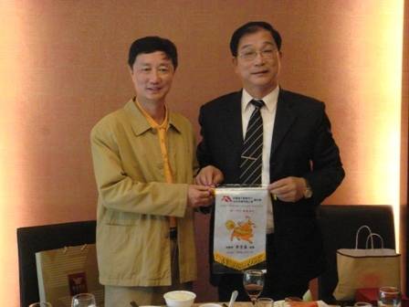 廣州市建設開發集團一行十多人12月6日拜訪本會，由黃理事長招待午宴並贈送會旗