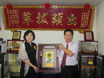 立法院張麗善委員蒞臨本會贈紀念品予黃理事長