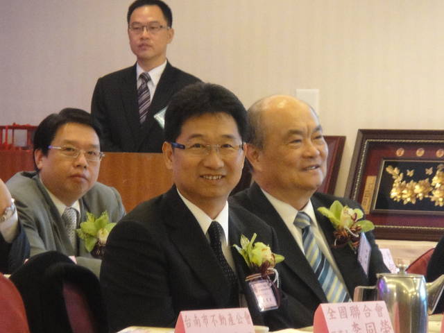 101.02.08-參加台南市不動產仲介商業同業公會第八屆理監事授證典禮暨春節聯誼餐會 